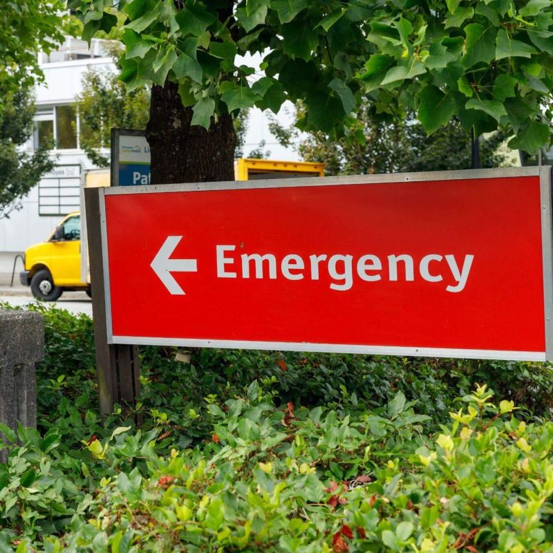 a red emergency sign with an arrow pointing to the right