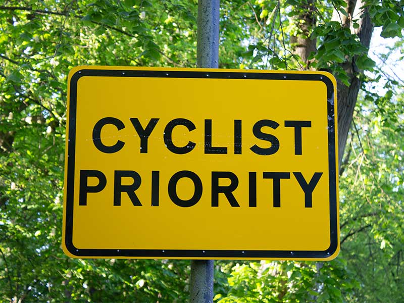 sign saying cyclist priority